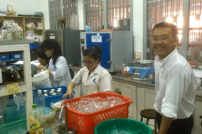 Phó Giáo sư, Tiến sĩ Nguyễn Duy Liêm (bên phải ảnh).