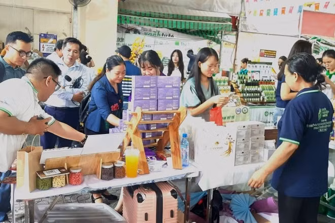 Nhiều người tiêu dùng đến với phiên chợ “Tết xanh-Quà Việt” Xuân Bính Ngọ 2026