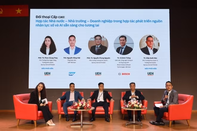Đối thoại hợp tác Nhà nước-nhà trường-doanh nghiệp trong phát triển nguồn nhân lực số và AI. (Ảnh: UEH)