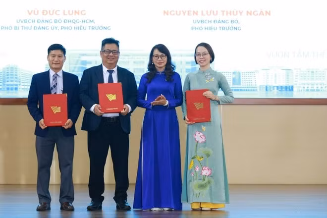 Giáo sư, Tiến sĩ Nguyễn Thị Thanh Mai, Giám đốc Đại học Quốc gia Thành phố Hồ Chí Minh trao quyết định bổ nhiệm cho các cán bộ chủ chốt Trường đại học Công nghệ thông tin.