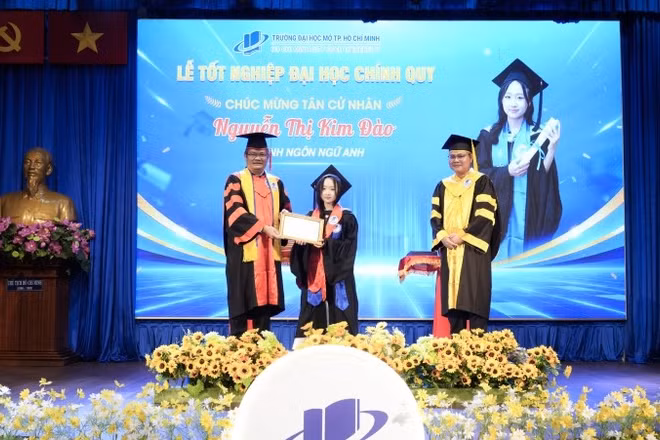 Hiệu trưởng Trường đại học Mở Thành phố Hồ Chí Minh trao bằng tốt nghiệp cho tân cử nhân.