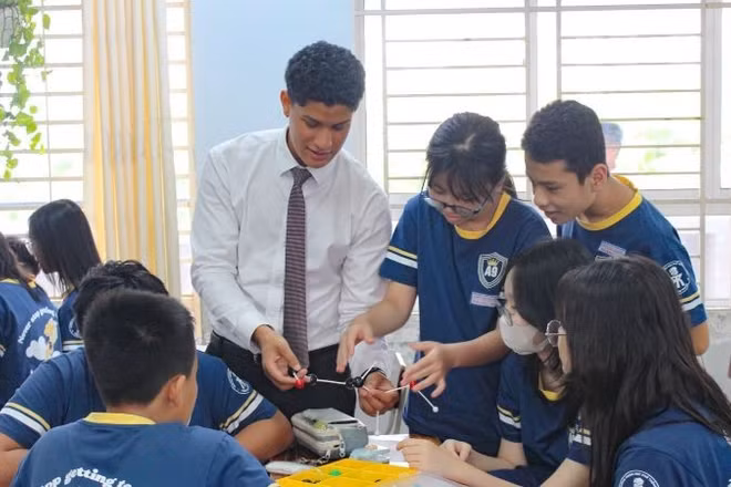 Giờ thực hành môn Khoa học của học sinh Thành phố Hồ Chí Minh theo học chương trình tiếng Anh tích hợp. (Ảnh: CTV)