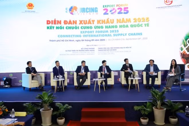 Các đại biểu tham gia phiên thảo luận tại diễn đàn.