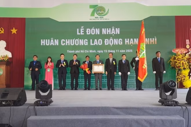 Trường đại học Nông lâm Thành phố Hồ Chí Minh đón nhận Huân chương Lao động hạng Nhì.