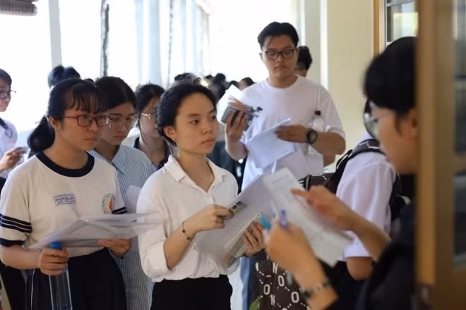 Thí sinh làm thủ tục tham gia Kỳ thi Đánh giá năng lực.