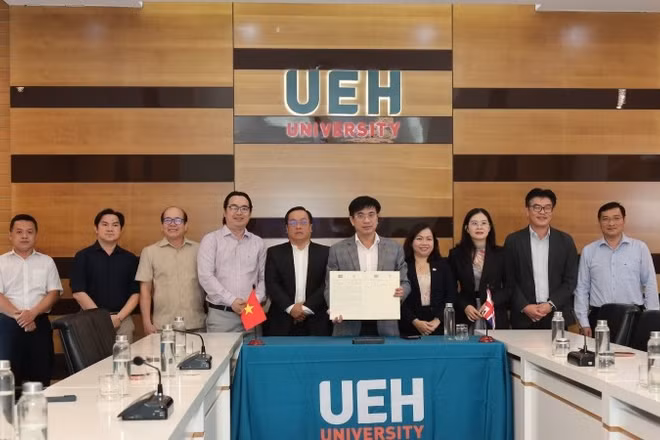 Ký kết hợp tác (MOU) triển khai “Chương trình đào tạo EMI tại Việt Nam”.