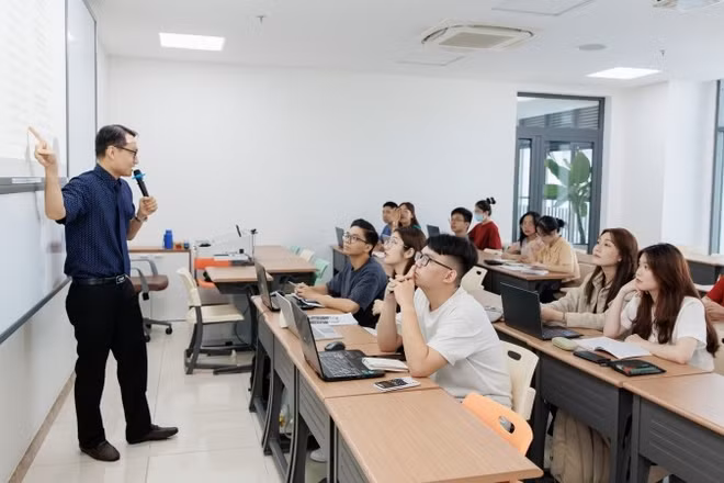 Sinh viên UEH trong giờ học tập.