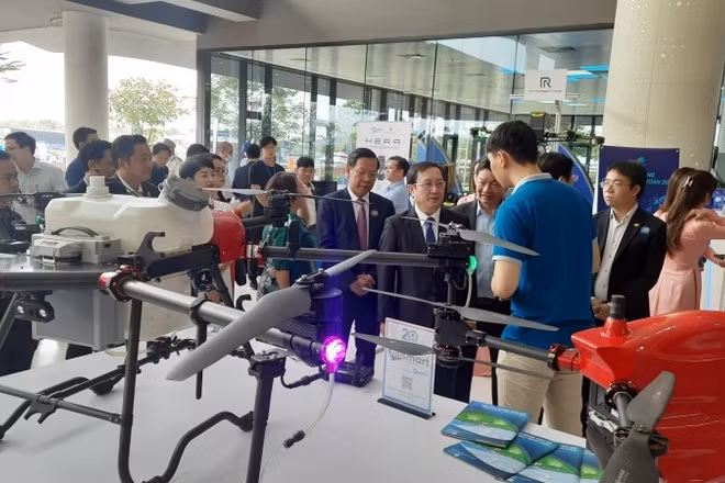 Khách tham quan các sản phẩm công nghệ cao được trưng bày tại Khu Công nghệ cao Thành phố Hồ Chí Minh. (Ảnh: CTV)