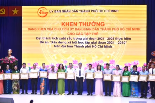 Khen thưởng các cá nhân, tập thể có thành tích xuất sắc trong thực hiện xây dựng xã hội học tập suốt đời.
