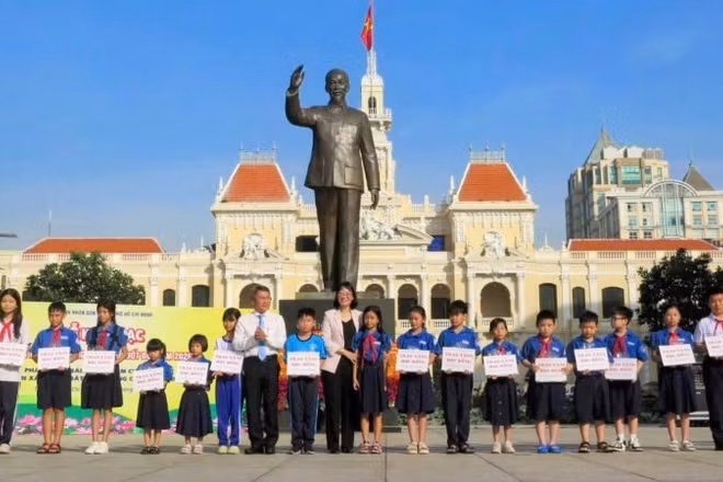 Ban tổ chức trao học bổng cho các gương điển hình trong học tập suốt đời.