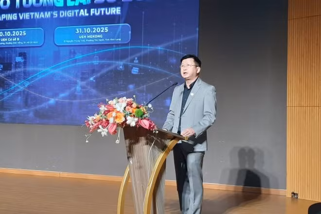 Tiến sĩ Đinh Công Khải, Phó Giám đốc Đại học Kinh tế Thành phố Hồ Chí Minh phát biểu tại hội thảo.