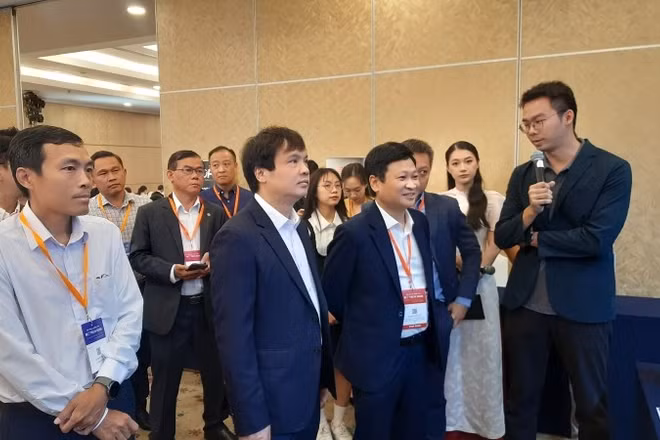 Đại biểu tham quan các gian hàng trưng bày công nghệ Hội nghị và Triển lãm Biztech 2026.