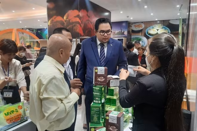 Nhà đầu tư nước ngoài tìm hiểu sản phẩm doanh nghiệp Thành phố Hồ Chí Minh được trưng bày tại Trung tâm Xúc tiến Thương mại và Đầu tư Thành phố Hồ Chí Minh