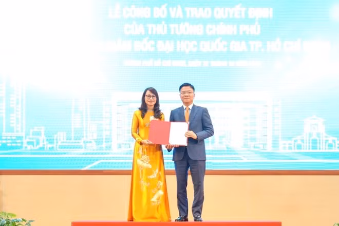 Đồng chí Lê Thành Long, Phó Thủ tướng Chính phủ trao Quyết định bổ nhiệm Giám đốc Đại học Quốc gia Thành phố Hồ Chí Minh cho Giáo sư, Tiến sĩ Nguyễn Thị Thanh Mai