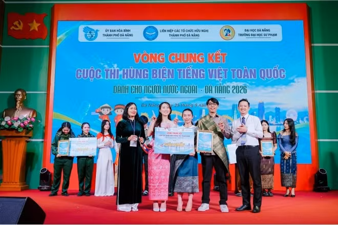 Ban tổ chức trao giải nhất cho các thành viên OPEN TEAM. (Ảnh: CTV)