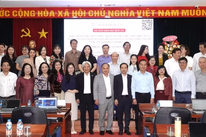 Các đại biểu tham dự Hội thảo chụp ảnh lưu niệm.