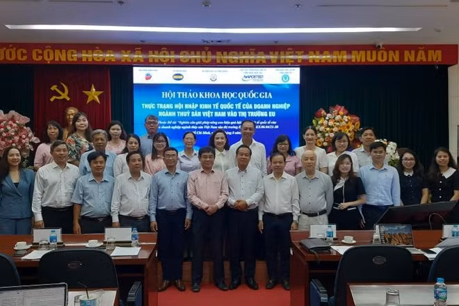 Đại biểu tham dự hội thảo chụp ảnh lưu niệm.