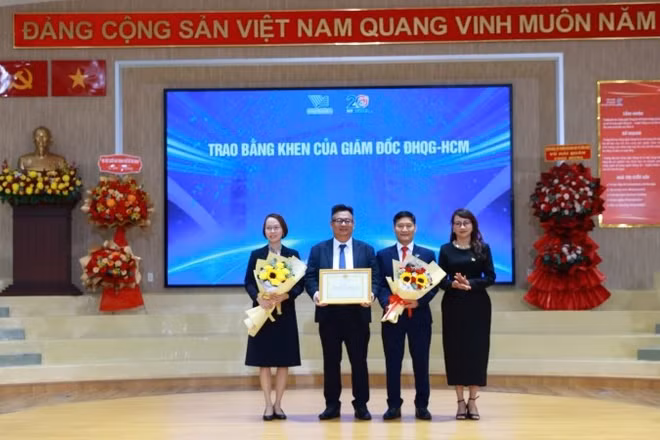 Giám đốc Đại học Quốc gia Thành phố Hồ Chí Minh Nguyễn Thị Thanh Mai (bên phải) tặng bằng khen cho Trường đại học Công nghệ thông tin.