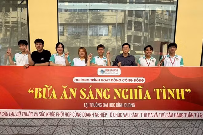  Câu lạc bộ Thuốc và Sức khỏe ra mắt chương trình “Bữa ăn nghĩa tình”.