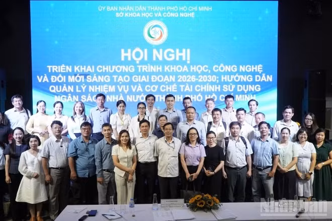 Các đại biểu chụp ảnh lưu niệm.