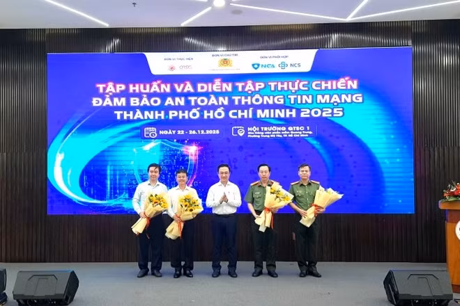 Ban tổ chức tặng hoa cho các đơn vị tham gia chương trình.