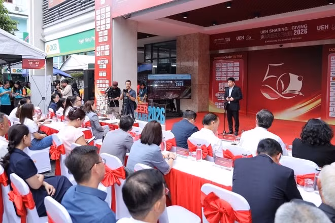 Chuỗi sự kiện UEH Sharing & Giving - Career Fair 2026.