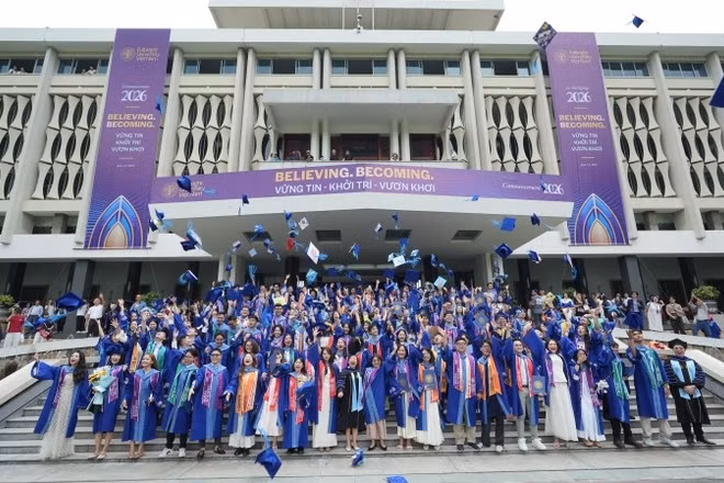 Các tân cử nhân chụp ảnh lưu niệm.