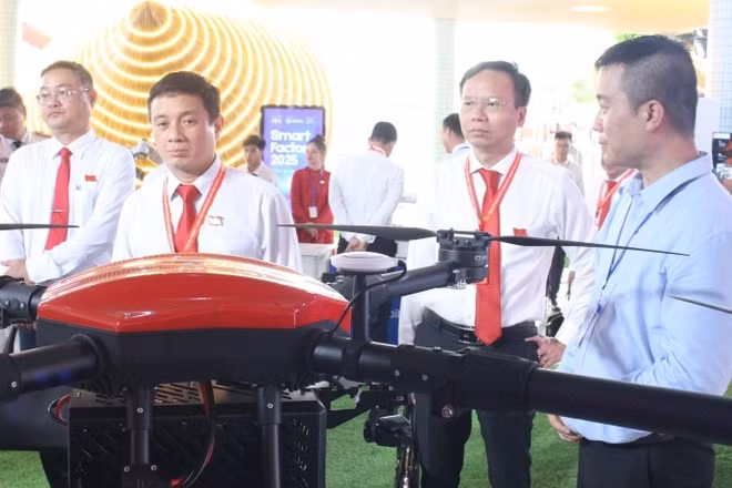 Các đại biểu tham quan các sản phẩm khoa học, công nghệ được trưng bày tại Thành phố Hồ Chí Minh. (Ảnh: CTV)