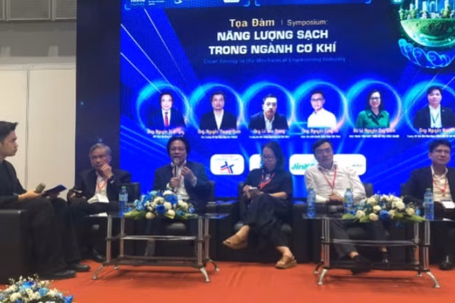 Các chuyên gia tham gia tọa tại Hội thảo "Năng lượng sạch trong ngành cơ khí".