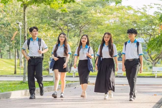 Sinh viên UEL đi dạo trong khuôn viên nhà trường.