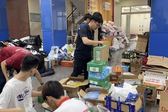 Đoàn Thanh niên, Hội sinh viên Trường đại học Khoa học tự nhiên, Đại học Quốc gia Thành phố Hồ Chí Minh tổ chức điểm tiếp nhận cứu trợ (Ảnh CTV).