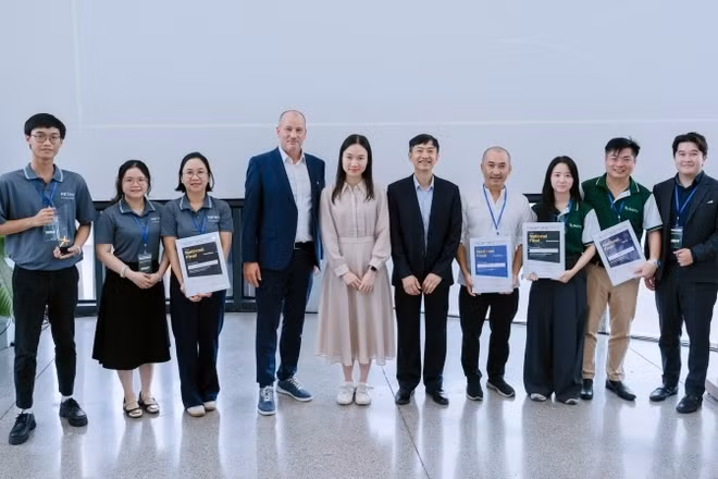 Ban tổ chức trao giải cho đội đạt giải tại cuộc thi (Ảnh: VGU)