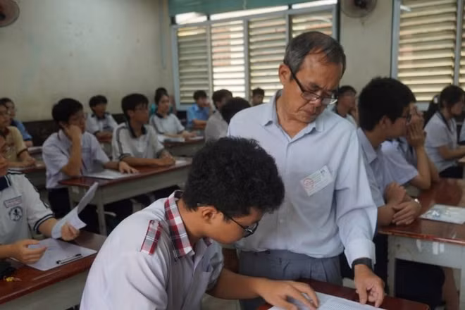 Giáo viên hướng dẫn thí sinh ghi thông tin cá nhân.