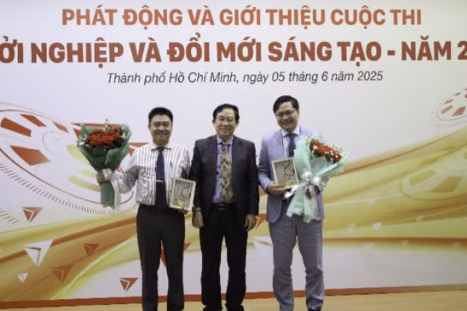 Lãnh đạo Trường đại học Kiến trúc Thành phố Hồ Chí Minh tặng quà lưu niệm cho các đơn vị đồng tổ chức.