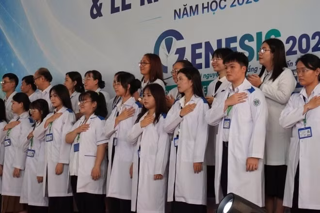Lễ Khoác blouse trắng của Trường đại học Khoa học sức khỏe (Ảnh: CTV)