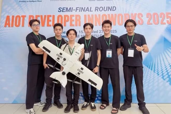 Các thành viên nhóm cùng sản phẩm tham gia Cuộc thi Phát triển Ứng dụng AIoT Developer InnoWorks 2025.