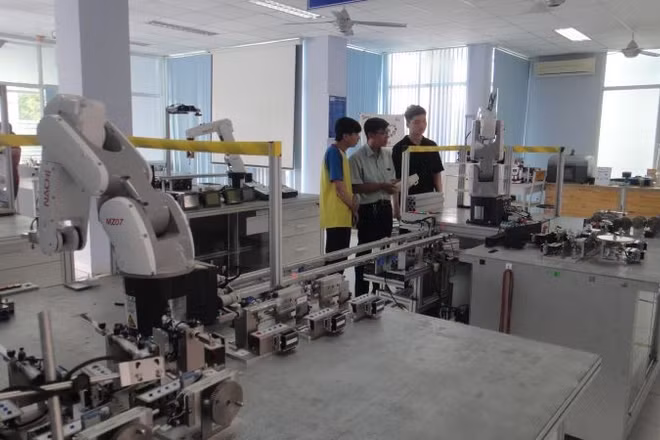 Đào tạo lao động tự động hóa tại Trung tâm Đào tạo Khu Công nghệ cao (Khu Công nghệ cao Thành phố Hồ Chí Minh).