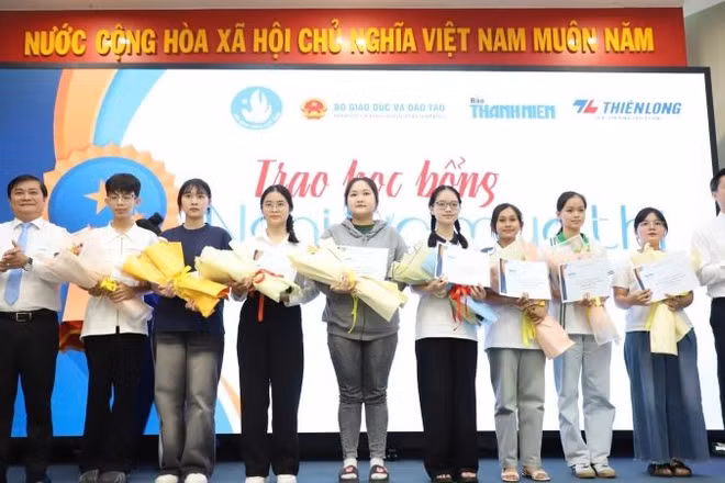 Trao học bổng “Nghị lực mùa thi” năm 2025 cho các tân sinh viên.