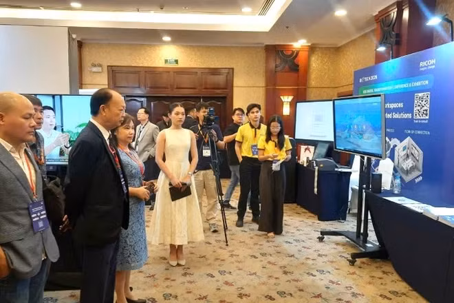 Đại biểu tham quan triển lãm công nghệ tại Hội nghị và Triển lãm Biztech 2026.
