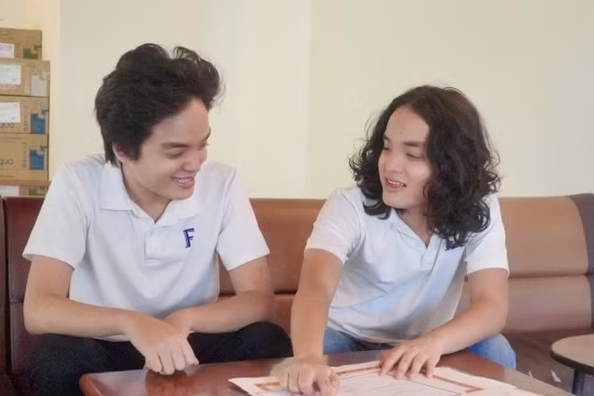 Cặp song sinh Bùi Quốc Khải (bên trái ảnh) và Bùi Quốc Quân trao đổi học tập tiếng Anh. (Ảnh: Nhật Thành)