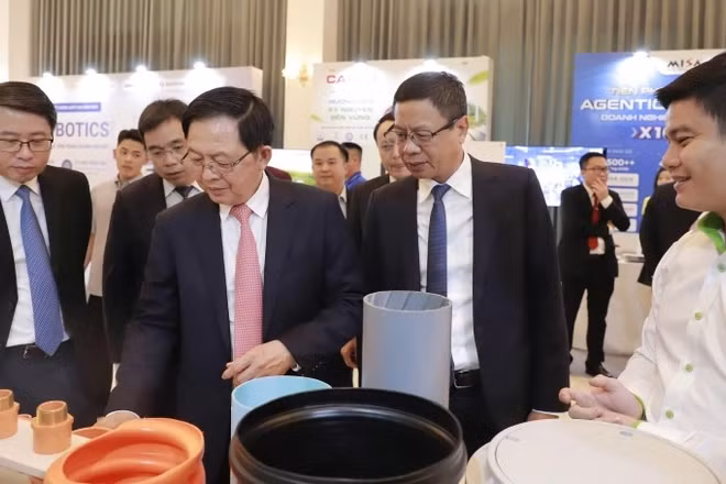 Phó Thủ tướng Hồ Quốc Dũng tham quan gian hàng trưng bày sản phẩm tại diễn đàn. (Ảnh: Ban tổ chức)