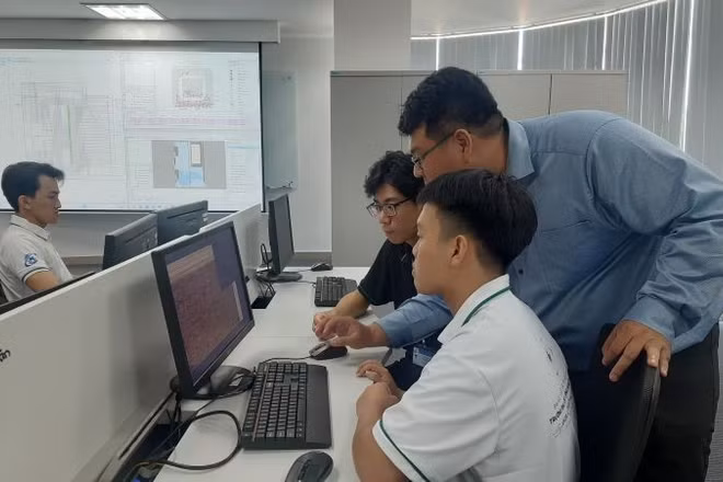 Sinh viên Trường đại học Công nghệ thông tin đang học môn thiết kế vi mạch và phần cứng.
