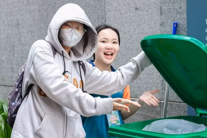 Sinh viên UEH phân loại rác tại nguồn.