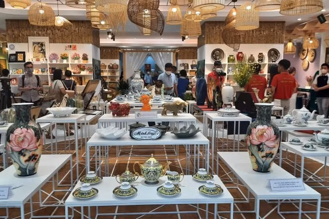 Các doanh nghiệp trưng bày sản phẩm thủ công mỹ nghệ tại Showroom Trung tâm Xúc tiến, Thương mại và Đầu tư Thành phố Hồ Chí Minh. 
