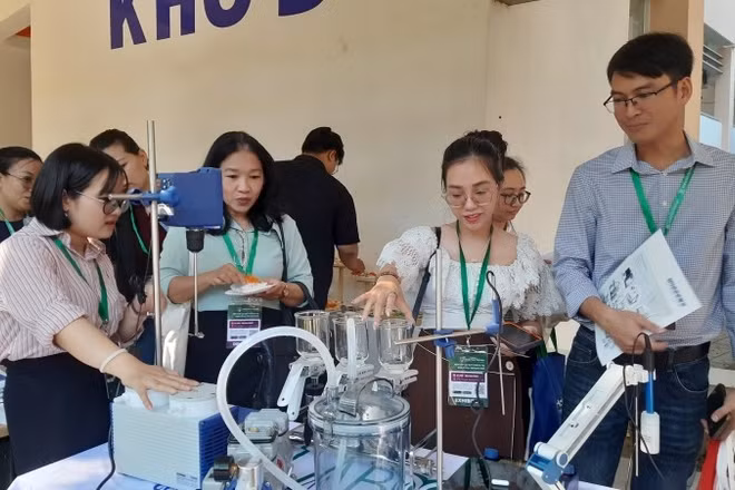 Đại biểu tham quan các công nghệ thí nghiệm được trưng bày tại hội thảo. (Ảnh: CAO TÂN) 