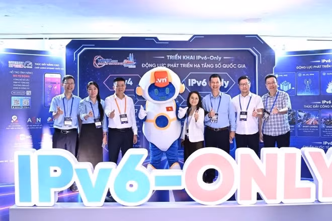 Các đại biểu chụp ảnh lưu niệm tại VNNIC Internet Conference 2026.