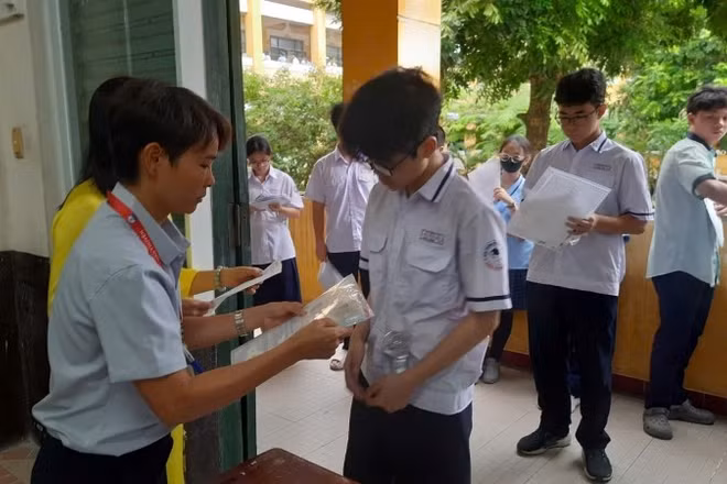 Thí sinh làm thủ tục thi lớp 10 công lập 2026-2027.