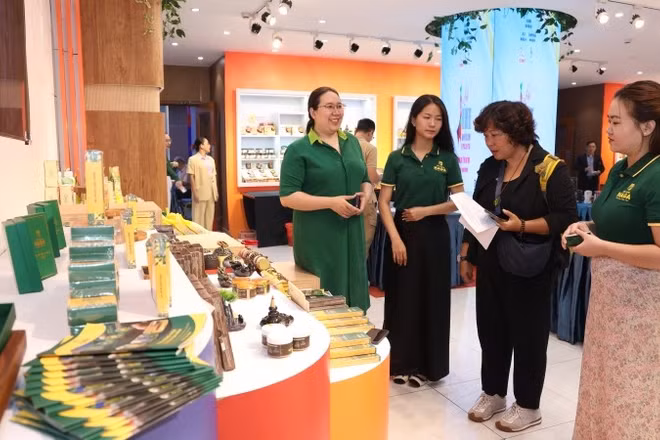 Doanh nghiệp thực phẩm Thành phố Hồ Chí Minh giới thiệu sản phẩm với khách hàng. (Ảnh: CTV)