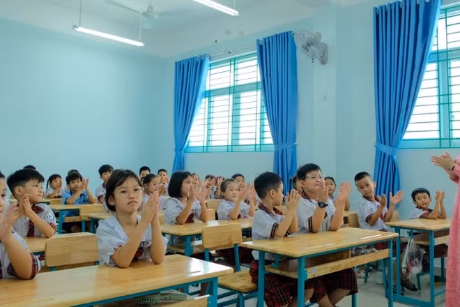 Học sinh tiểu học phường Bình Hưng Hòa, Thành phố Hồ Chí Minh nghe giáo viên giới thiệu về Trường tiểu học Trần Đại Nghĩa, phường Bình Hưng Hòa vừa đưa vào hoạt động. (Ảnh minh họa)