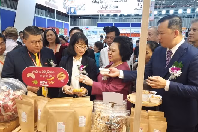 Các đại biểu tham quan các sản phẩm lương thực, thực phẩm được trưng bày, giới thiệu tại Thành phố Hồ Chí Minh.